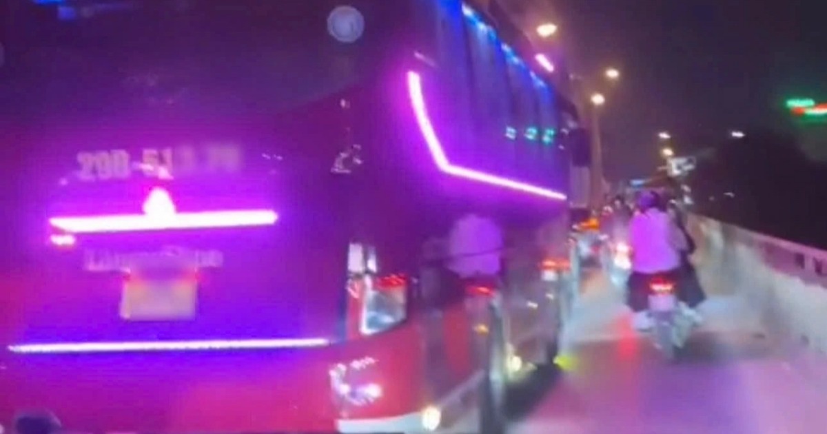 Tài xế xe khách đi vào làn xe máy cầu Chương Dương bị phạt 5 triệu đồng