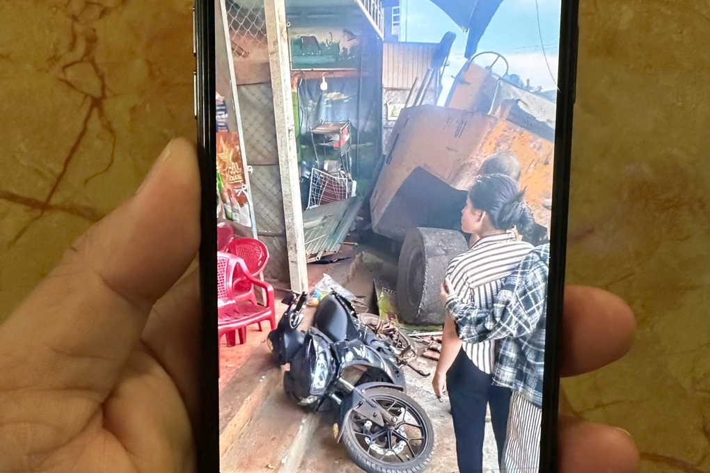 Xe lu mất thắng cán tử vong người đi bộ ở Đồng Nai - 1 Xe lu mất thắng cán tử vong người đi bộ ở Đồng Nai - 1