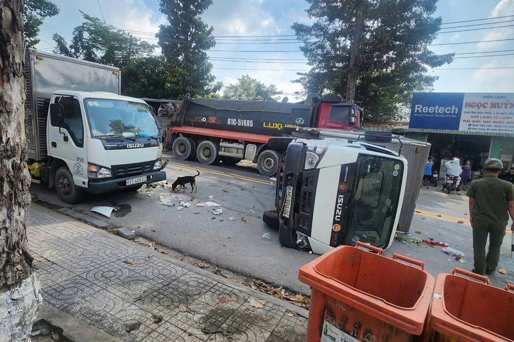 4 xe tải tông liên hoàn, hiện trường ngổn ngang ở TPHCM - 2