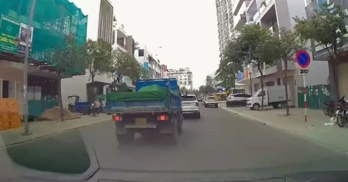 Xử phạt tài xế ô tô tải chuyển làn đường không có tín hiệu báo trước