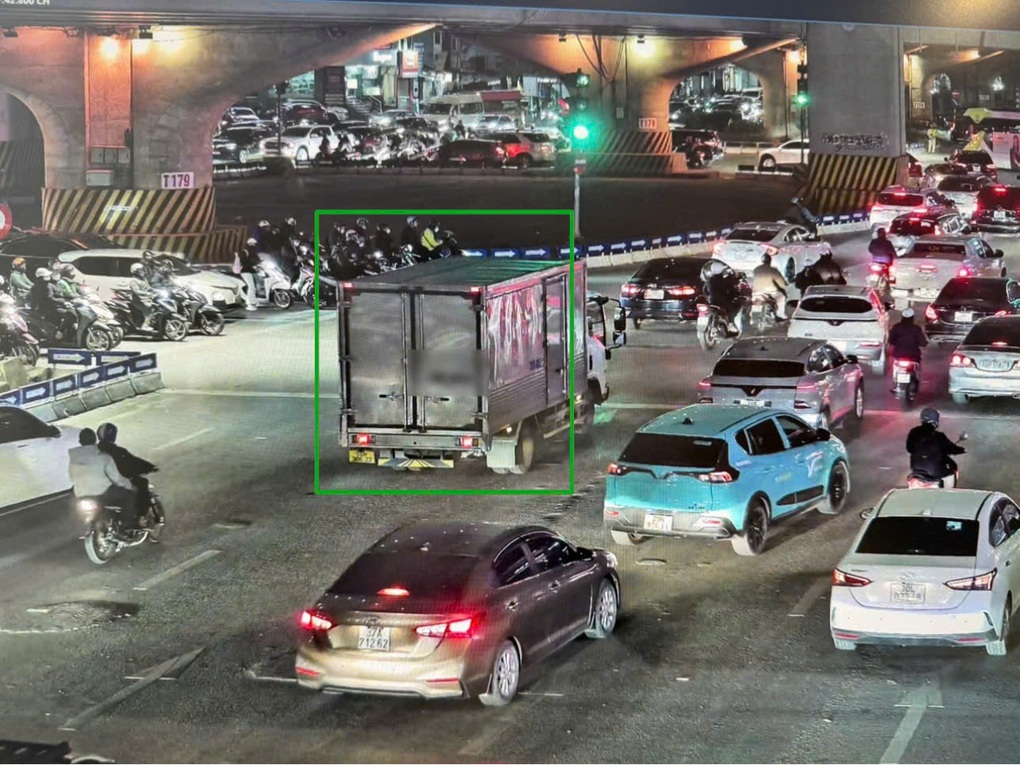 CSGT “soi” camera AI, hàng loạt xe tải bị xử phạt trong giờ cao điểm - 1