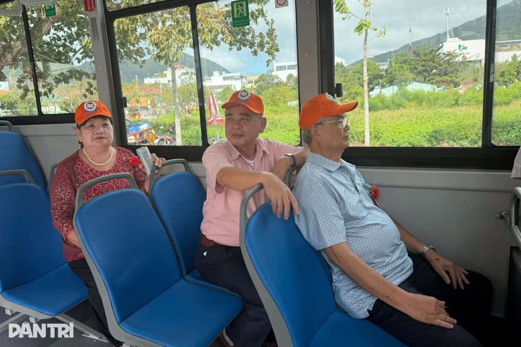 Chủ tịch Côn Đảo cầm lái tuyến xe buýt điện đầu tiên tại đặc khu - 3