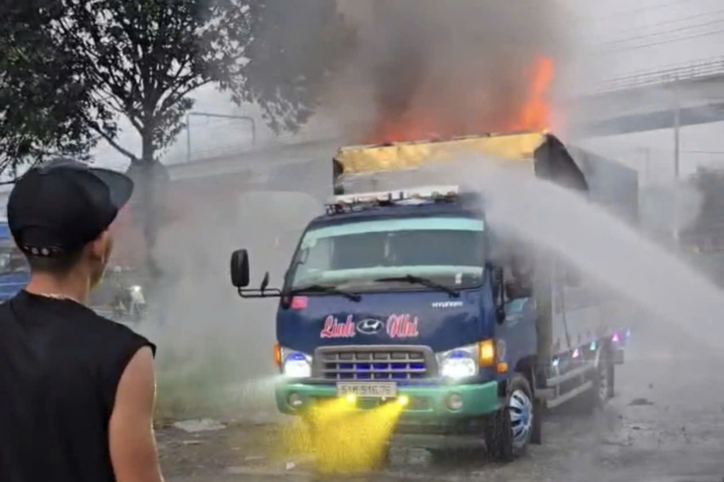 Lái xe tải đang cháy đến trụ sở cảnh sát PCCC ở TPHCM nhờ dập lửa - 1 Lái xe tải đang cháy đến trụ sở cảnh sát PCCC ở TPHCM nhờ dập lửa - 1