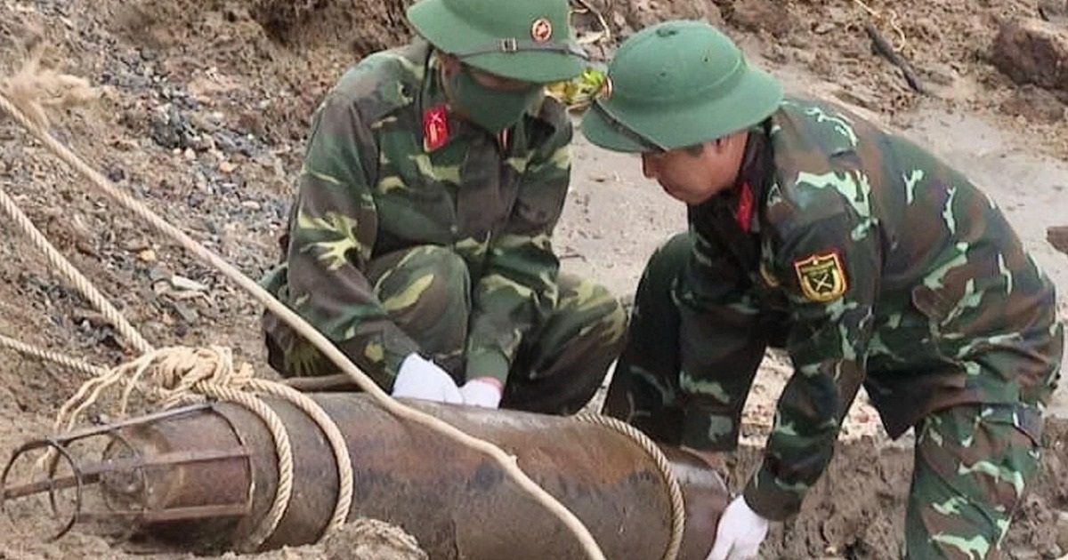 Phát hiện 9 vật thể nghi là lựu đạn, mìn ở ven sông Lô