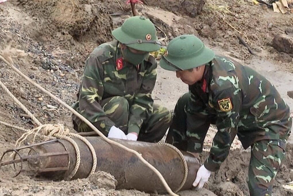 Phát hiện 9 vật thể nghi là lựu đạn, mìn ở ven sông Lô - 1 Phát hiện 9 vật thể nghi là lựu đạn, mìn ở ven sông Lô - 1