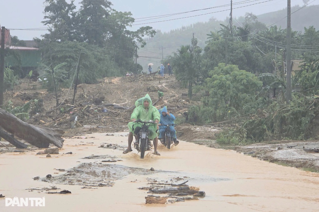 Núi có nguy cơ sạt lở, xã kiến nghị di dời hơn 1.200 người - 2 Núi có nguy cơ sạt lở, xã kiến nghị di dời hơn 1.200 người - 2