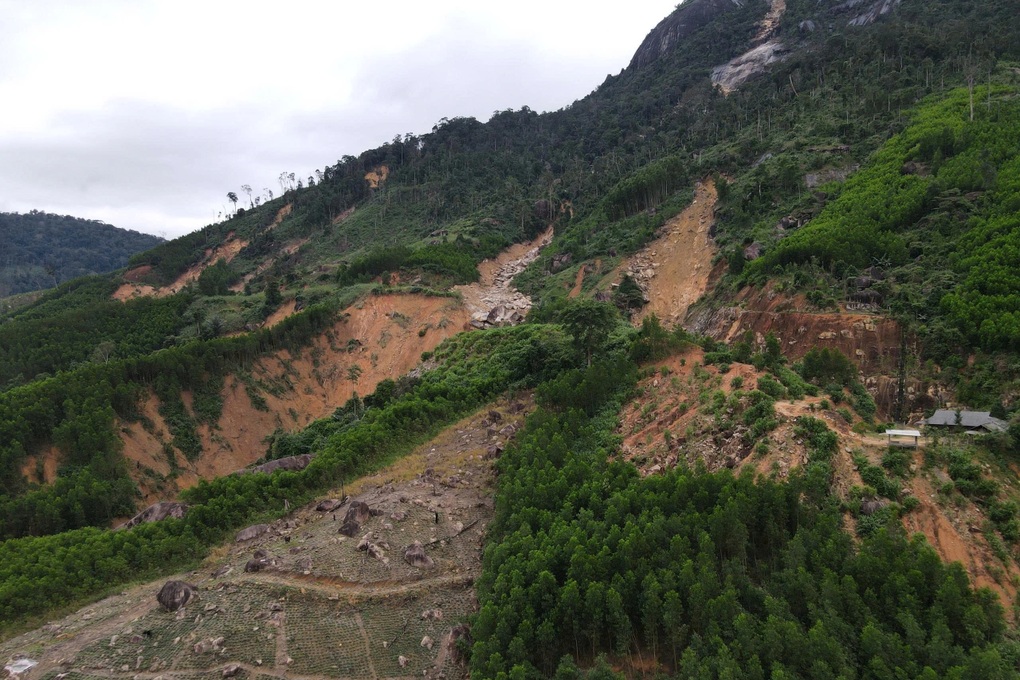 Núi có nguy cơ sạt lở, xã kiến nghị di dời hơn 1.200 người - 1 Núi có nguy cơ sạt lở, xã kiến nghị di dời hơn 1.200 người - 1