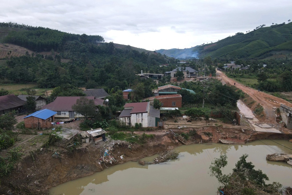 Núi có nguy cơ sạt lở, xã kiến nghị di dời hơn 1.200 người - 3 Núi có nguy cơ sạt lở, xã kiến nghị di dời hơn 1.200 người - 3
