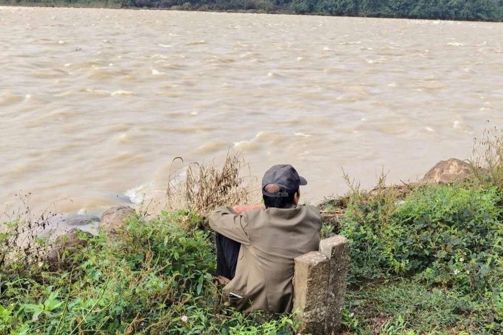 Vụ nữ sinh lớp 11 mất tích: Người bố ngồi bờ sông suốt tuần chờ tin con - 1 Vụ nữ sinh lớp 11 mất tích: Người bố ngồi bờ sông suốt tuần chờ tin con - 1