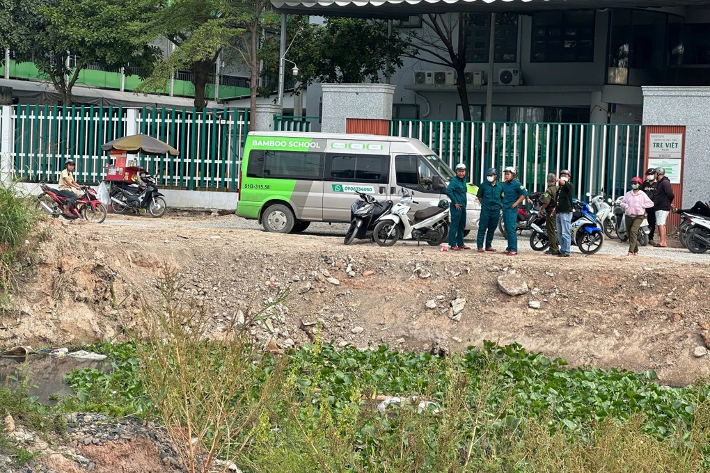 Thi thể nam giới dưới kênh trước trường học ở TPHCM - 1 Thi thể nam giới dưới kênh trước trường học ở TPHCM - 1