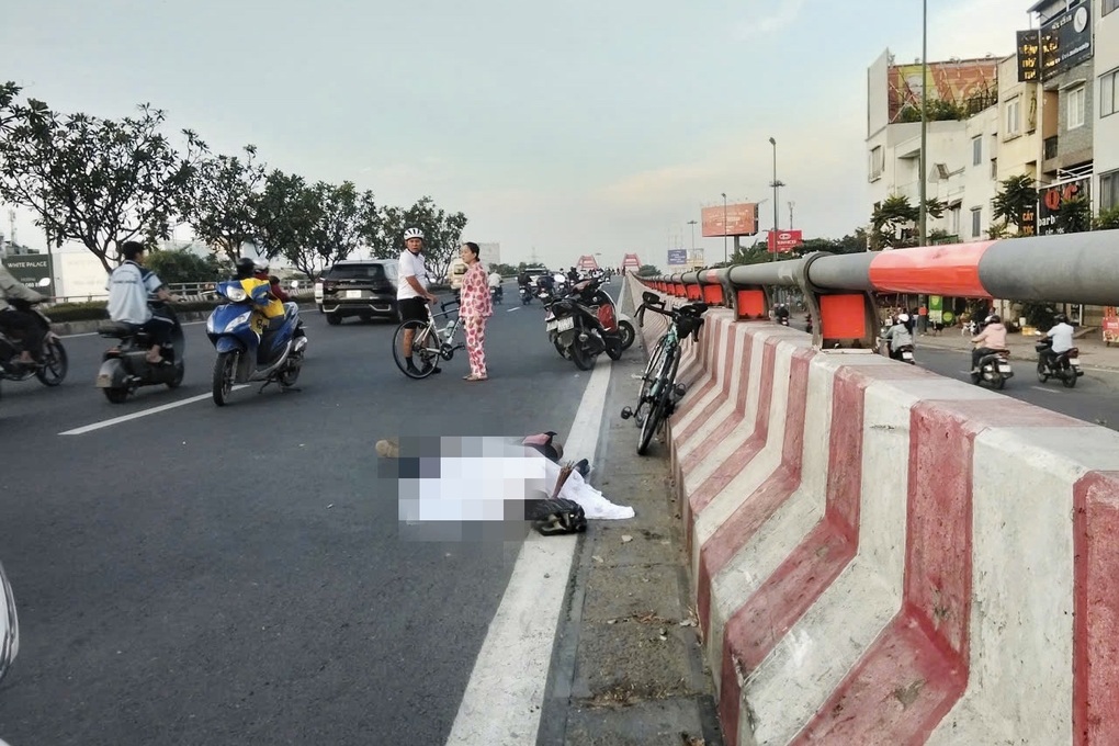 Người đàn ông đạp xe tập thể dục tử vong giữa đường ở TPHCM - 1 Người đàn ông đạp xe tập thể dục tử vong giữa đường ở TPHCM - 1