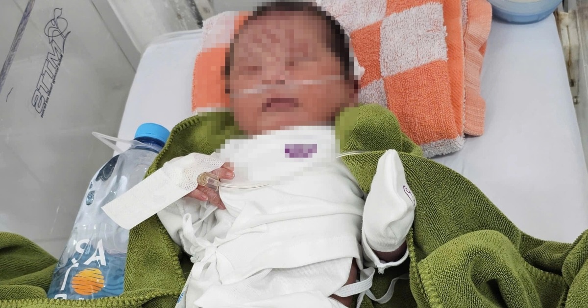 Bé gái sơ sinh bị đất vùi nửa người trong vườn cao su