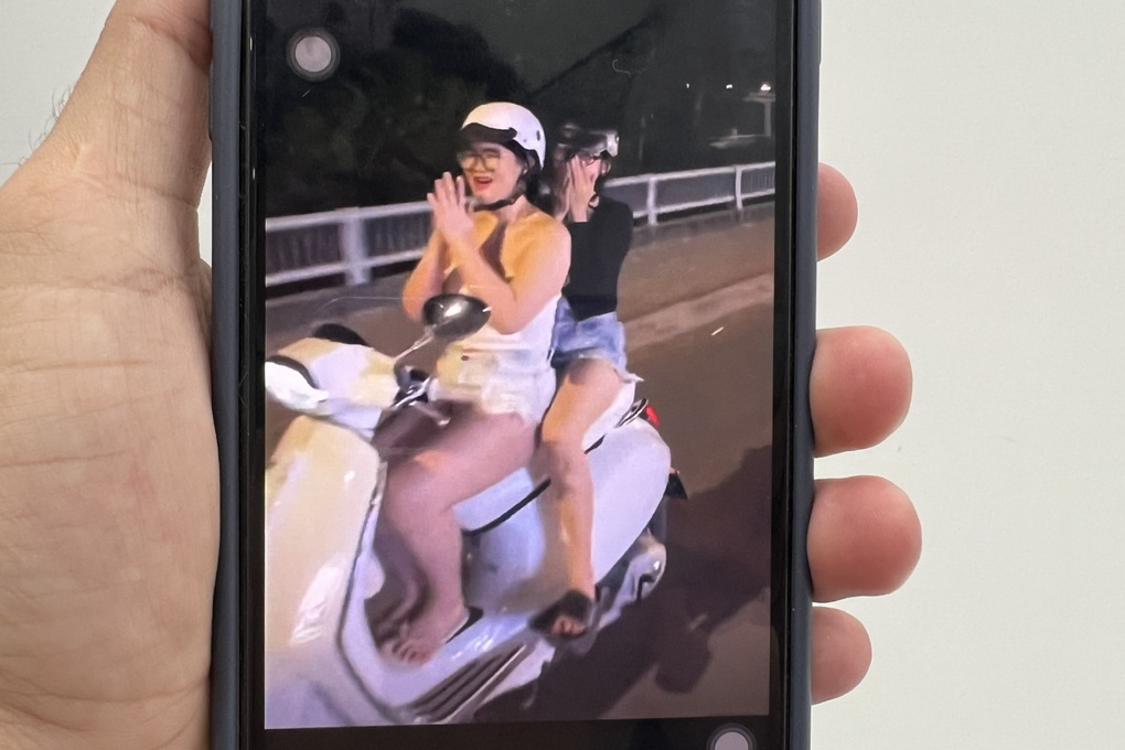 Cô gái đi xe Vespa buông hai tay vái lạy người khác ở TPHCM - 1