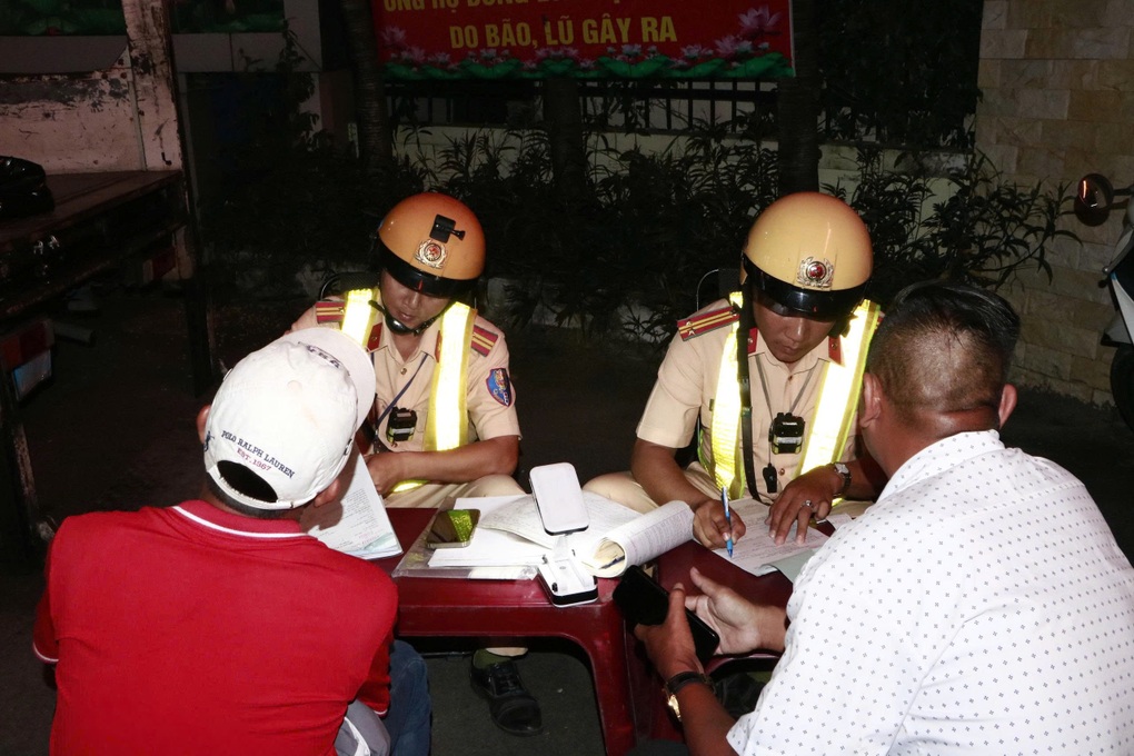 Người đàn ông ở TPHCM nhậu say quên lối về, ghé chốt đo cồn để hỏi đường - 2 Người đàn ông ở TPHCM nhậu say quên lối về, ghé chốt đo cồn để hỏi đường - 2