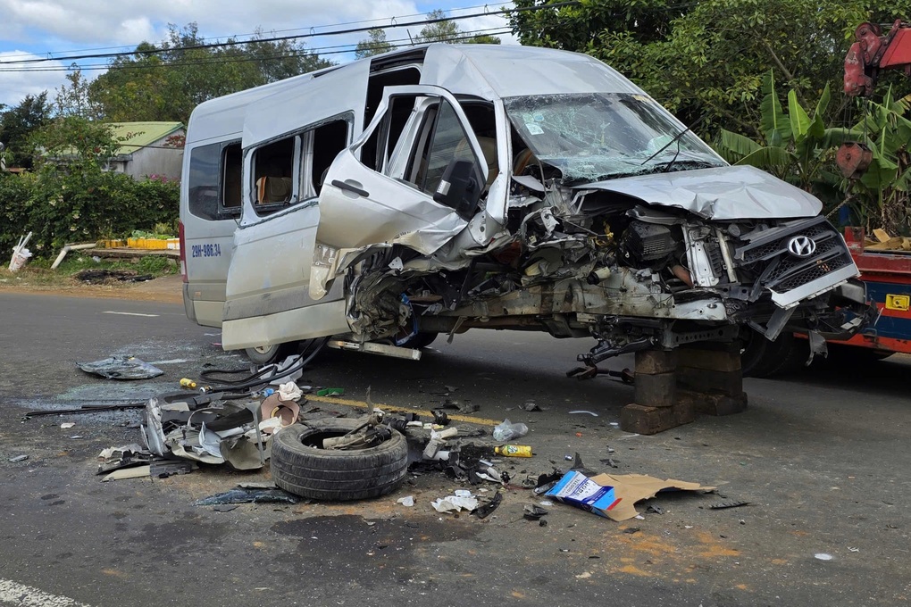 Ô tô khách tông xe đầu kéo đang dừng bên quốc lộ, 2 người bị thương - 1 Ô tô khách tông xe đầu kéo đang dừng bên quốc lộ, 2 người bị thương - 1