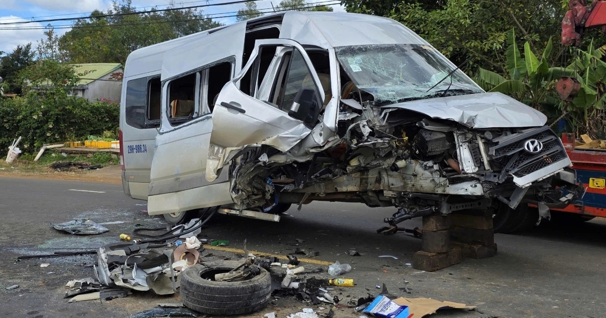 Ô tô khách tông xe đầu kéo đang dừng bên quốc lộ, 2 người bị thương