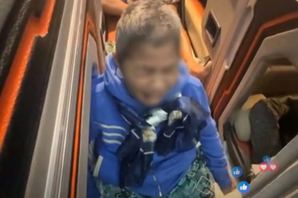 Cụ bà 74 tuổi òa khóc trên xe khách vì cho rằng con út không nhận nuôi - 1 Cụ bà 74 tuổi òa khóc trên xe khách vì cho rằng con út không nhận nuôi - 1