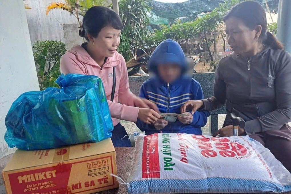 Cụ bà 74 tuổi òa khóc trên xe khách vì cho rằng con út không nhận nuôi - 2 Cụ bà 74 tuổi òa khóc trên xe khách vì cho rằng con út không nhận nuôi - 2