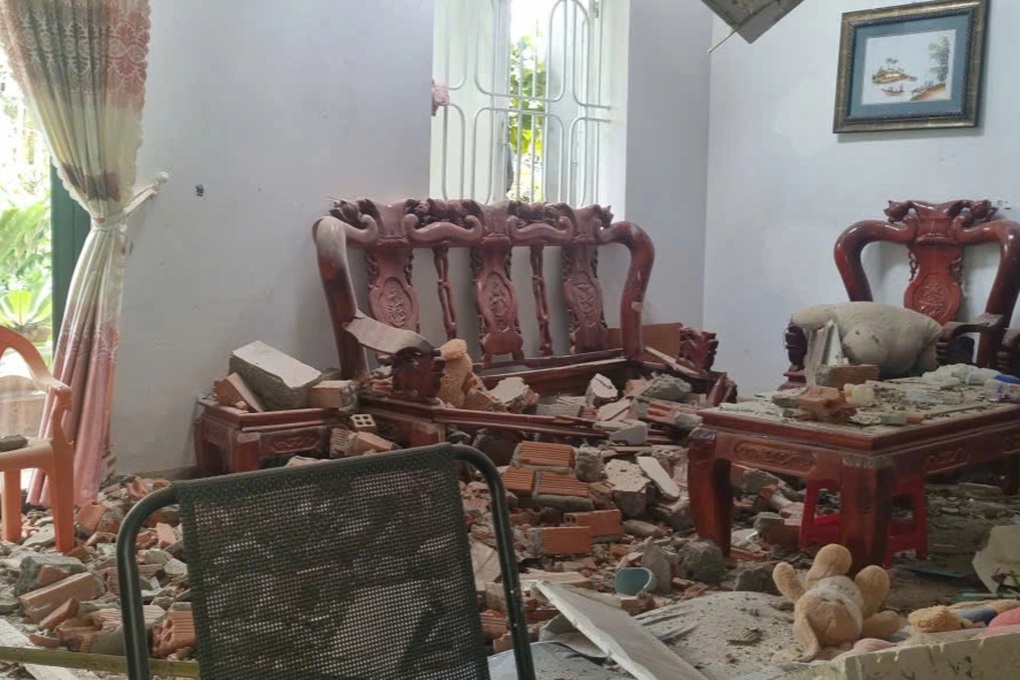 Cây cổ thụ bật gốc đè sập tường nhà dân - 2 Cây cổ thụ bật gốc đè sập tường nhà dân - 2