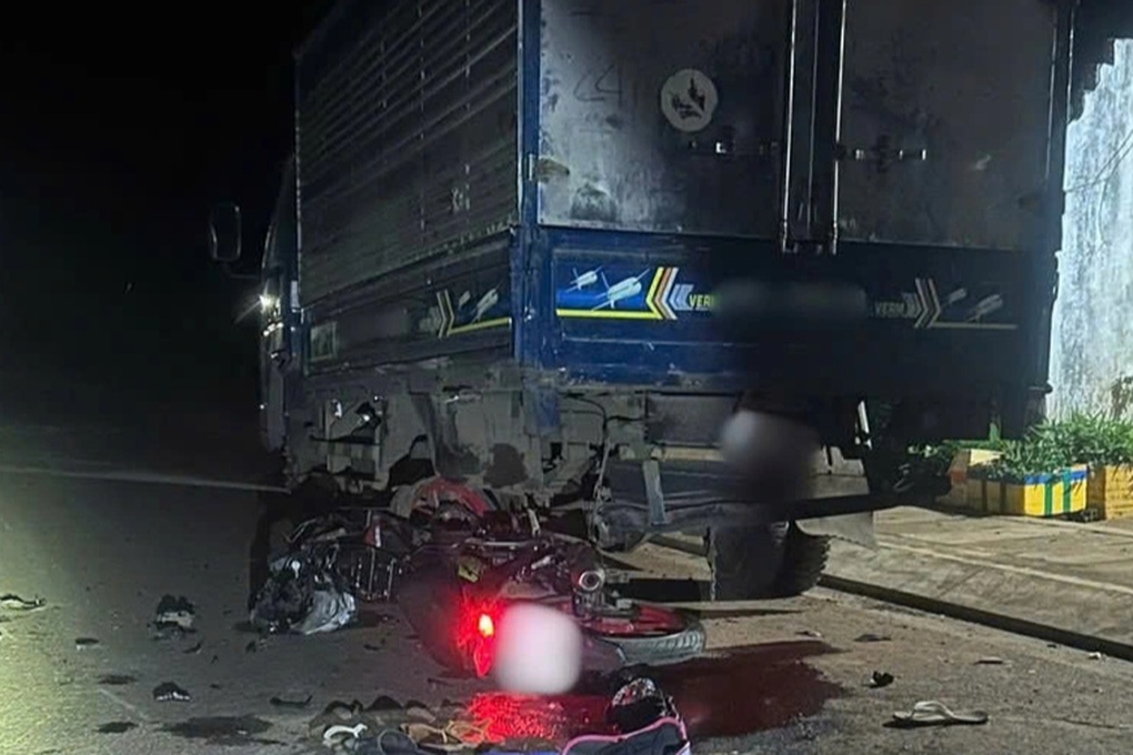 Tông ô tô đỗ bên đường, 3 thanh thiếu niên tử vong - 1 Tông ô tô đỗ bên đường, 3 thanh thiếu niên tử vong - 1