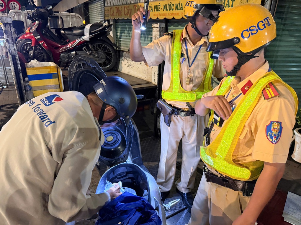 Say đi không vững, công nhân ở TPHCM nói tặng CSGT xe máy khi bị đo cồn - 2 Say đi không vững, công nhân ở TPHCM nói tặng CSGT xe máy khi bị đo cồn - 2