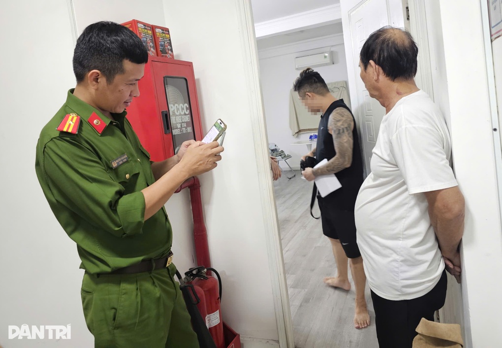 Cảnh sát kiểm tra các cơ sở lưu trú có người nước ngoài ở TPHCM - 1 Cảnh sát kiểm tra các cơ sở lưu trú có người nước ngoài ở TPHCM - 1