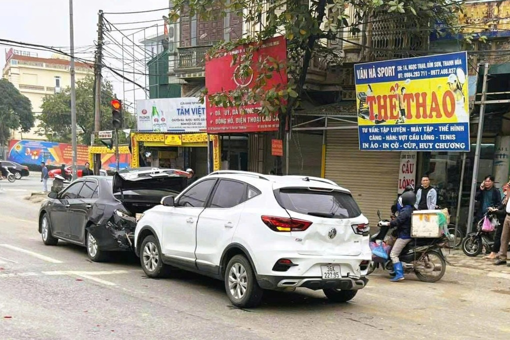 Tai nạn liên hoàn giữa 6 ô tô tại ngã tư đèn đỏ ở Thanh Hóa - 2 Tai nạn liên hoàn giữa 6 ô tô tại ngã tư đèn đỏ ở Thanh Hóa - 2