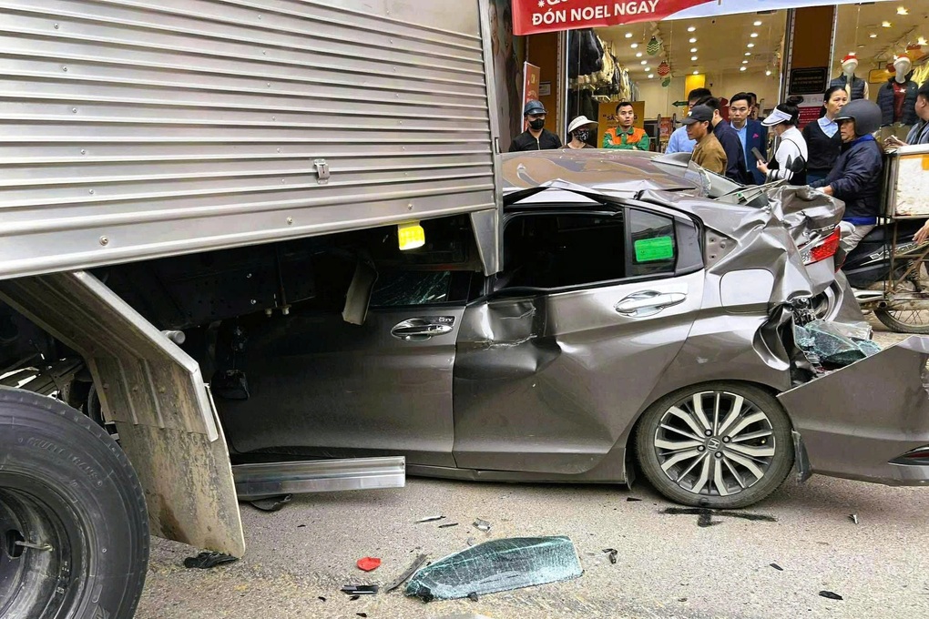 Tai nạn liên hoàn giữa 6 ô tô tại ngã tư đèn đỏ ở Thanh Hóa - 1 Tai nạn liên hoàn giữa 6 ô tô tại ngã tư đèn đỏ ở Thanh Hóa - 1