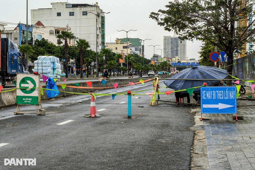 Vụ hố sâu “nuốt chửng” nhiều ô tô ở Đà Nẵng: Xuất hiện thêm nhiều vết nứt - 1 Vụ hố sâu “nuốt chửng” nhiều ô tô ở Đà Nẵng: Xuất hiện thêm nhiều vết nứt - 1