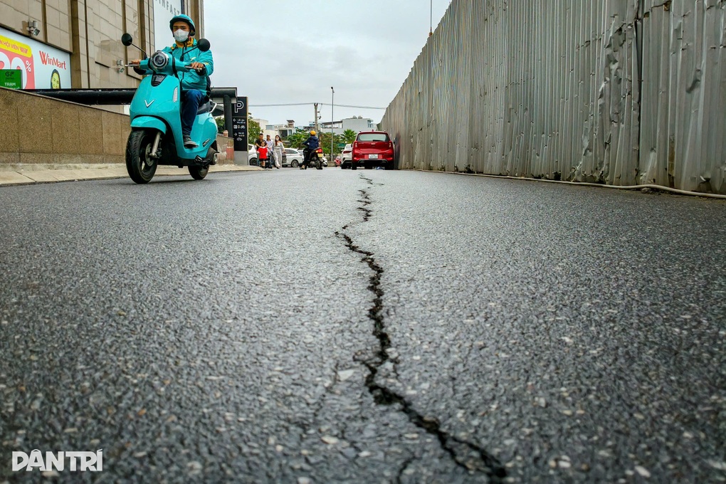Vụ hố sâu “nuốt chửng” nhiều ô tô ở Đà Nẵng: Xuất hiện thêm nhiều vết nứt - 2 Vụ hố sâu “nuốt chửng” nhiều ô tô ở Đà Nẵng: Xuất hiện thêm nhiều vết nứt - 2