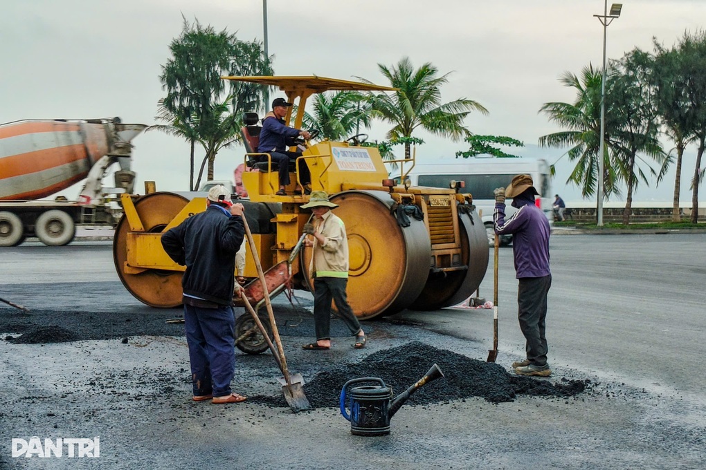 Bão và mưa lớn khiến mặt đường ở Đà Nẵng chi chít ổ voi - 2 Bão và mưa lớn khiến mặt đường ở Đà Nẵng chi chít ổ voi - 2