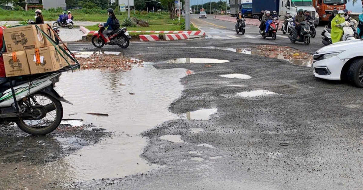 Bão và mưa lớn khiến mặt đường ở Đà Nẵng chi chít “ổ voi”