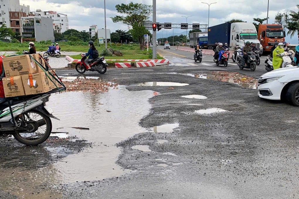 Bão và mưa lớn khiến mặt đường ở Đà Nẵng chi chít ổ voi - 1 Bão và mưa lớn khiến mặt đường ở Đà Nẵng chi chít ổ voi - 1