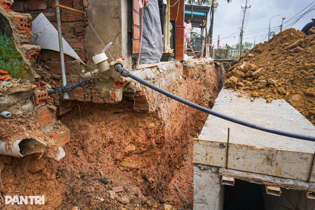 Hố sâu, chông sắt nằm lộ thiên án ngữ trước nhà dân - 2 Hố sâu, chông sắt nằm lộ thiên án ngữ trước nhà dân - 2