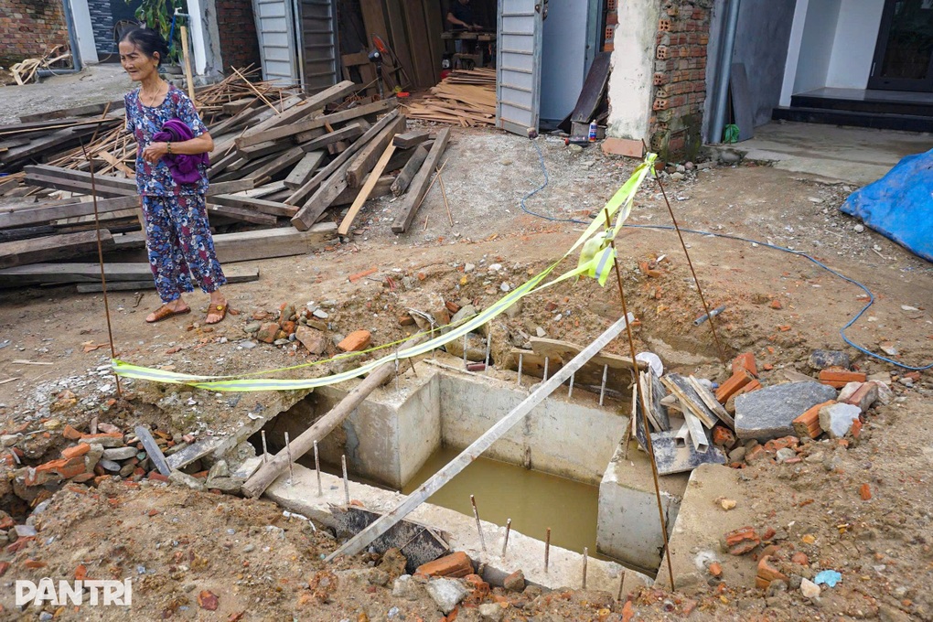 Hố sâu, chông sắt nằm lộ thiên án ngữ trước nhà dân - 1 Hố sâu, chông sắt nằm lộ thiên án ngữ trước nhà dân - 1