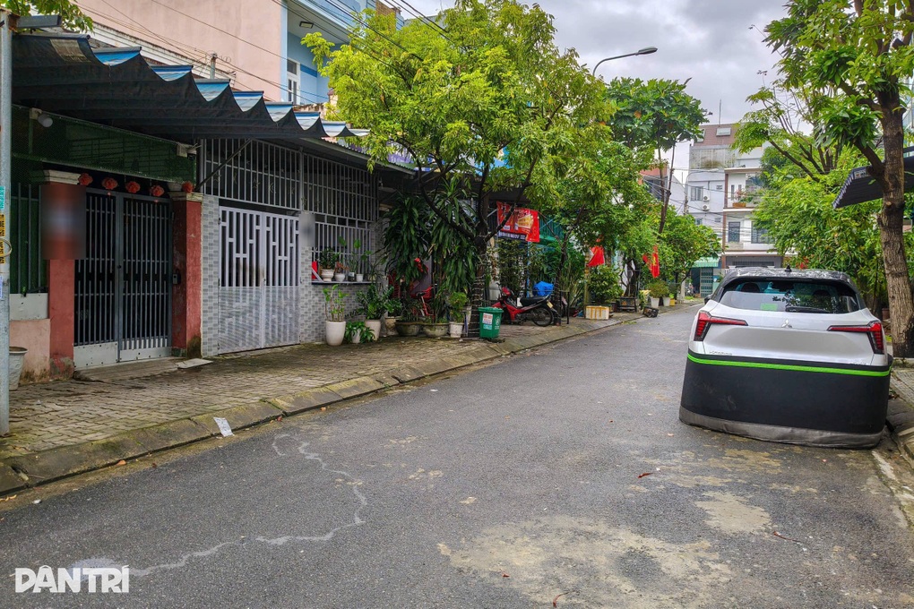 Xôn xao clip bé gái 4 tuổi bị người lạ tát khi đứng nhảy ngoài đường - 1 Xôn xao clip bé gái 4 tuổi bị người lạ tát khi đứng nhảy ngoài đường - 1