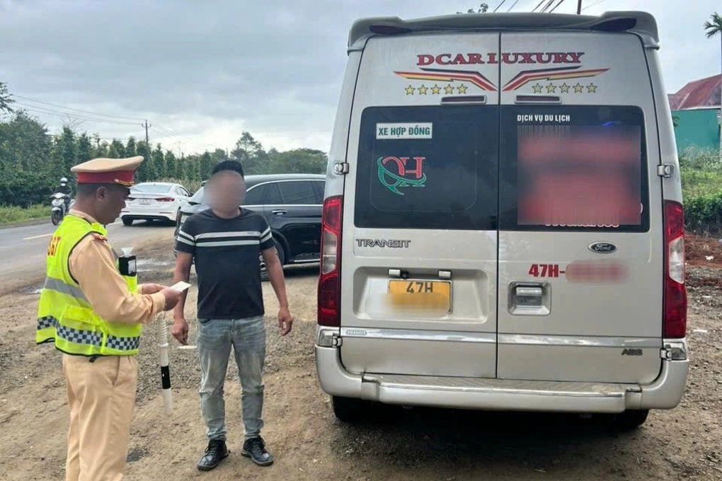 Cảnh sát xử phạt 2 tài xế vượt ẩu nhờ clip người dân gửi - 2