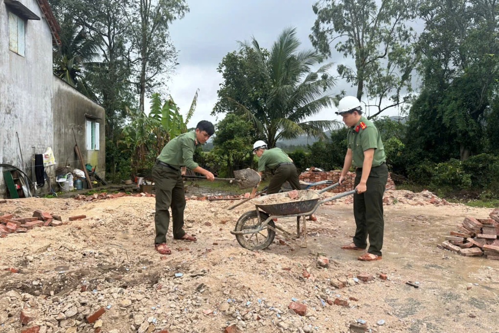 Công an quyết sớm hoàn thiện 200 căn nhà trong Chiến dịch Quang Trung - 2 Công an quyết sớm hoàn thiện 200 căn nhà trong Chiến dịch Quang Trung - 2