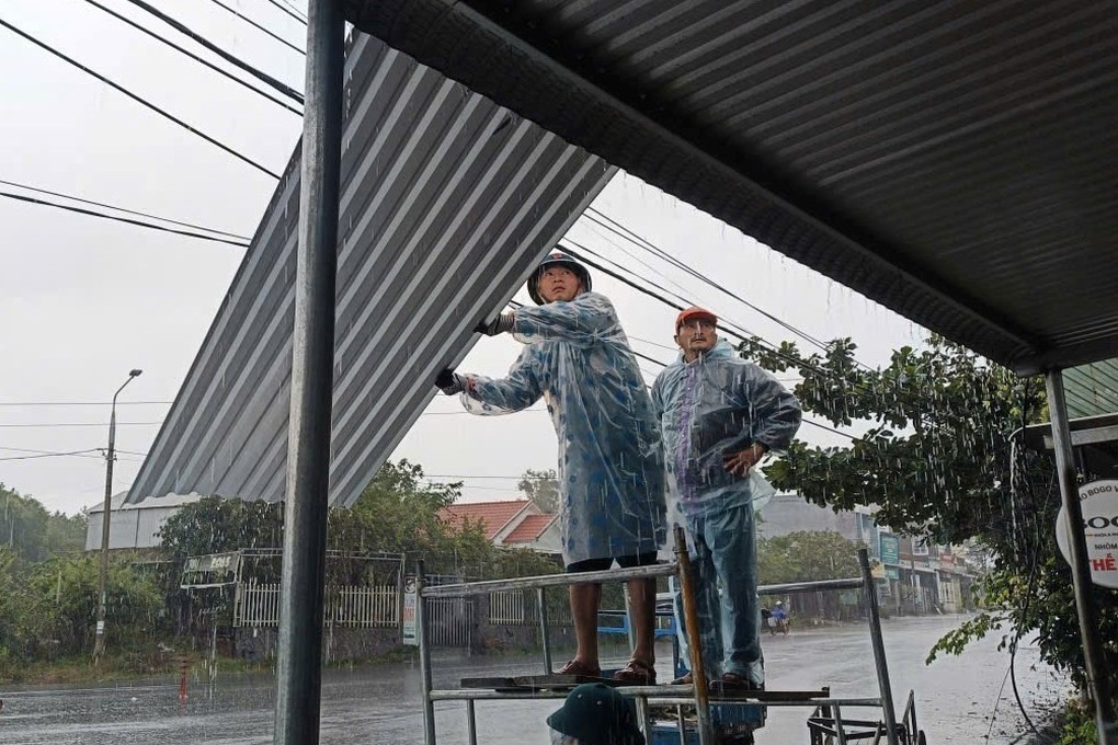 Lốc xoáy bất ngờ quét qua hai khu dân cư ở Đà Nẵng - 3 Lốc xoáy bất ngờ quét qua hai khu dân cư ở Đà Nẵng - 3