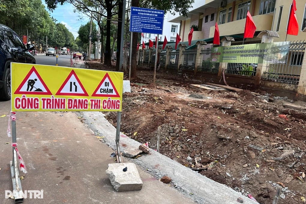 Thông tin mới về việc vỉa hè thi công xong lại bị đào xới ở Đắk Lắk - 1 Thông tin mới về việc vỉa hè thi công xong lại bị đào xới ở Đắk Lắk - 1