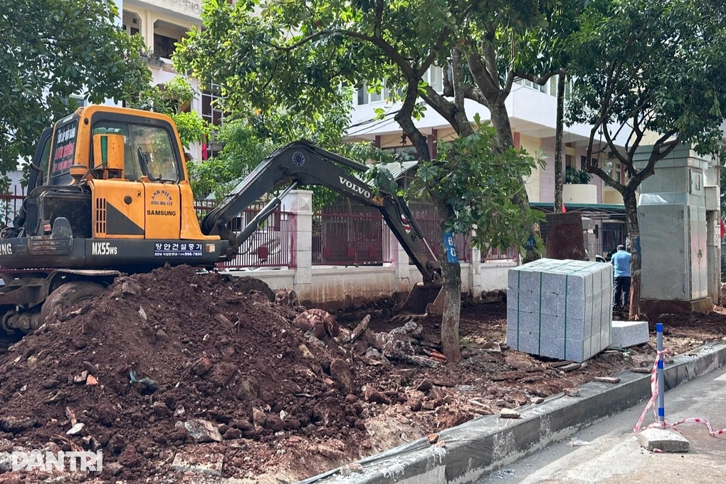 Thông tin mới về việc vỉa hè thi công xong lại bị đào xới ở Đắk Lắk - 3 Thông tin mới về việc vỉa hè thi công xong lại bị đào xới ở Đắk Lắk - 3