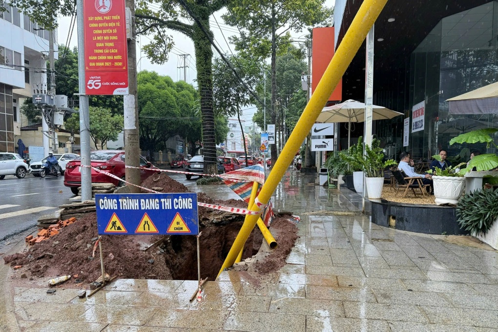 Thông tin mới về việc vỉa hè thi công xong lại bị đào xới ở Đắk Lắk - 2 Thông tin mới về việc vỉa hè thi công xong lại bị đào xới ở Đắk Lắk - 2