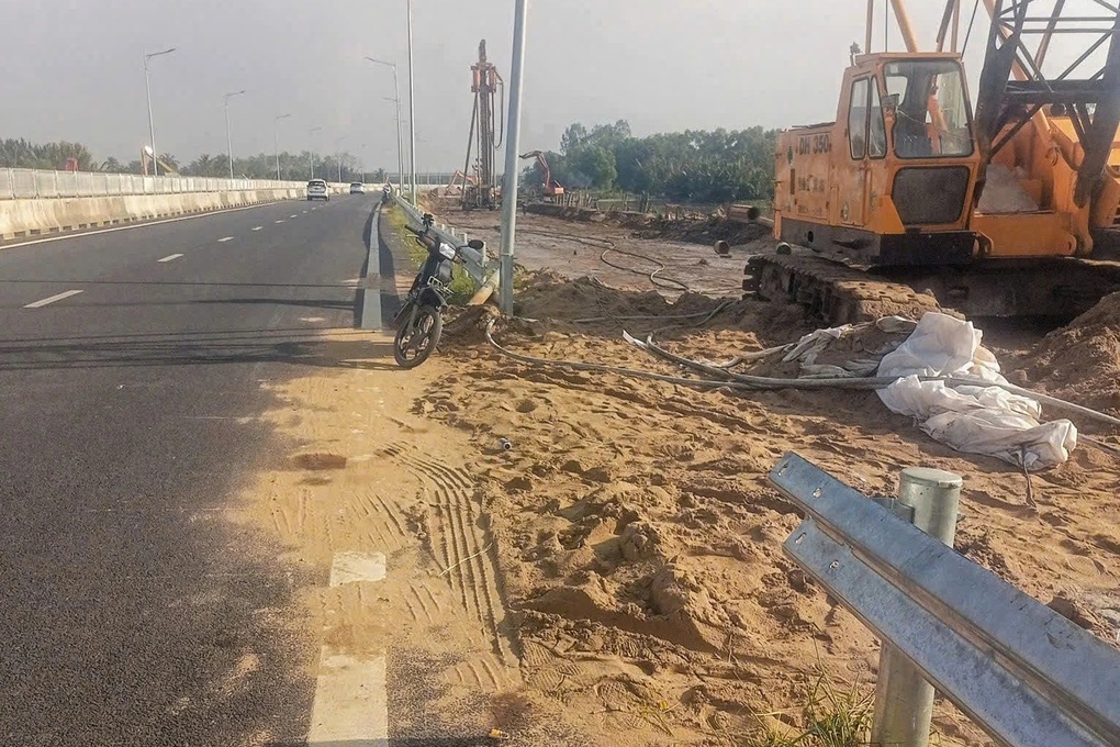 Nguy cơ tai nạn trên Vành đai 3 TPHCM vì nhà thầu tự ý tháo hộ lan - 1