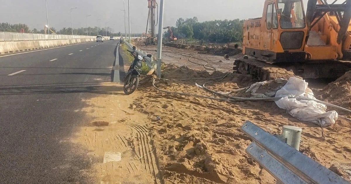 Nguy cơ tai nạn trên Vành đai 3 TPHCM vì nhà thầu tự ý tháo hộ lan