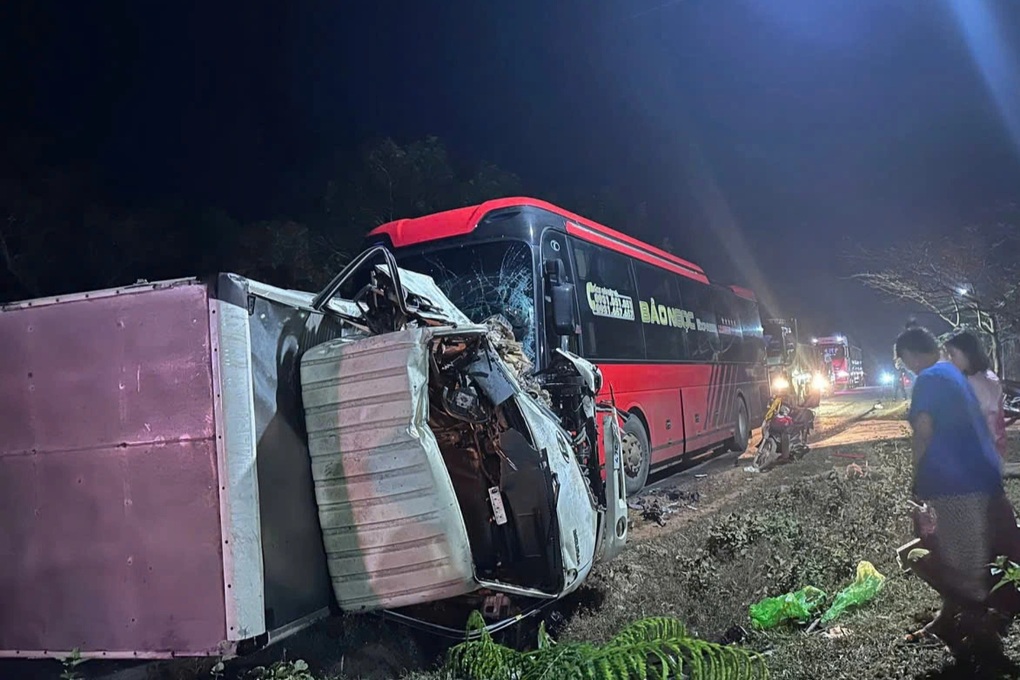 Xe tải lật nghiêng, bẹp dúm sau va chạm với ô tô khách - 1