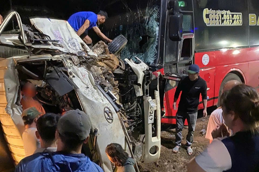 Xe tải lật nghiêng, bẹp dúm sau va chạm với ô tô khách - 2