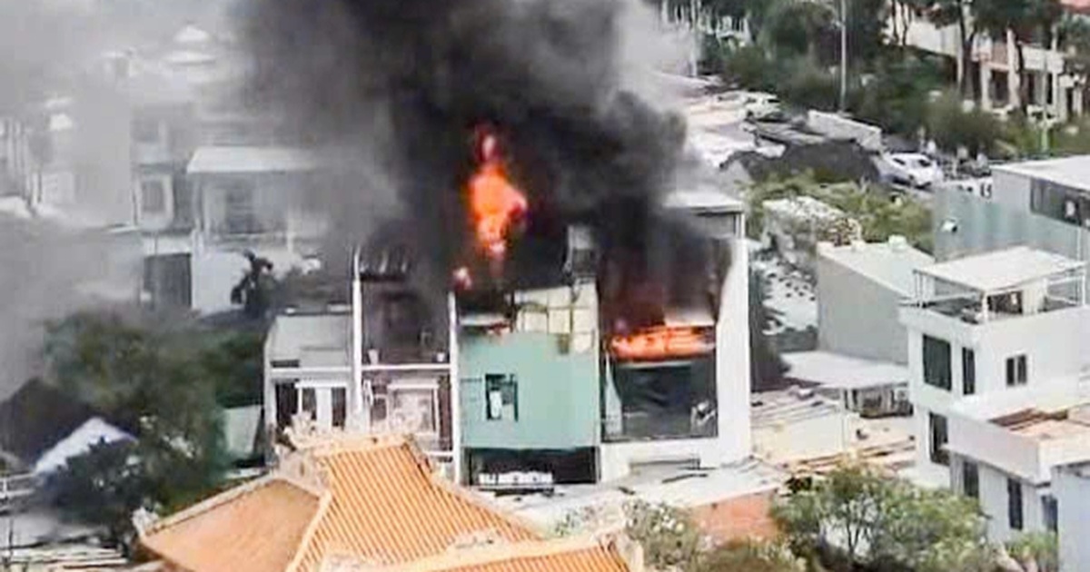 Cháy nhà 4 tầng trong hẻm, cảnh sát leo mái nhà dập lửa