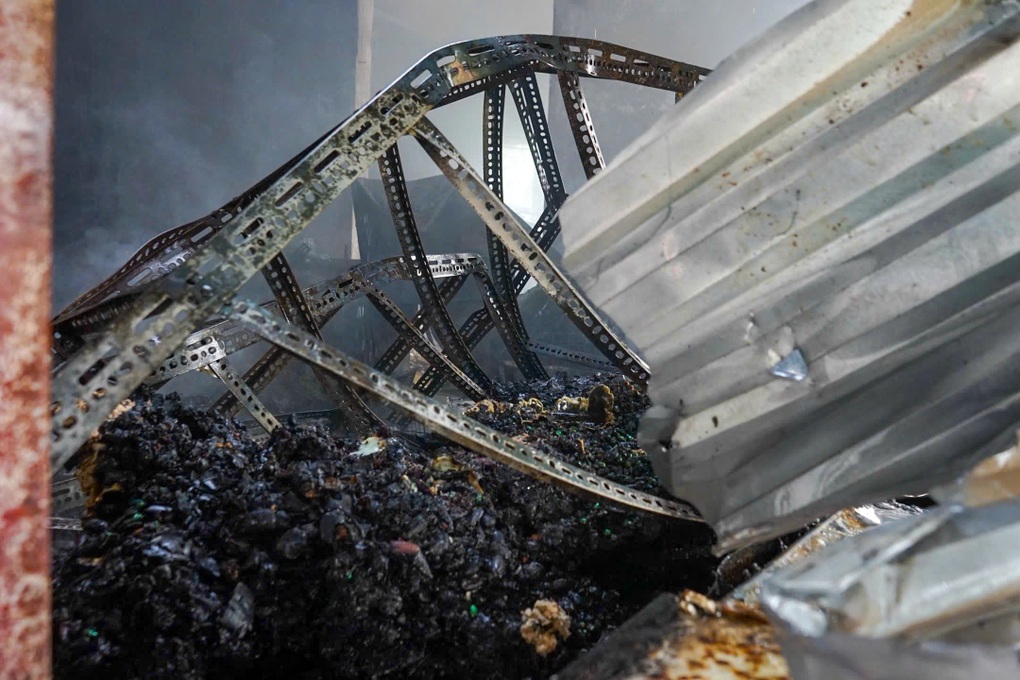 Cháy nhà 4 tầng trong hẻm, cảnh sát leo mái nhà dập lửa - 3