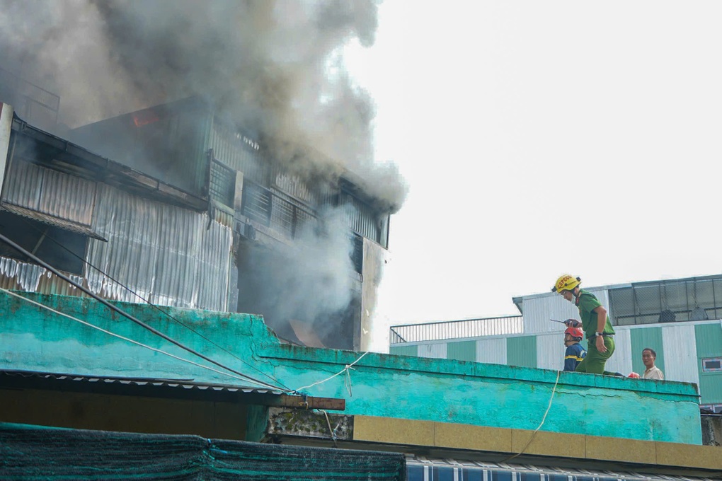 Cháy nhà 4 tầng trong hẻm, cảnh sát leo mái nhà dập lửa - 2