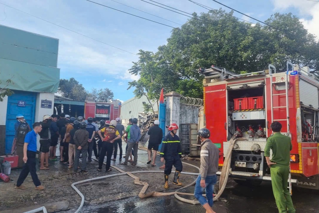 Cháy garage sửa chữa ô tô, nhiều phương tiện bị thiêu rụi - 2